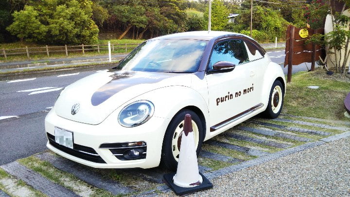 大仏プリン本店にあるプリン色の車