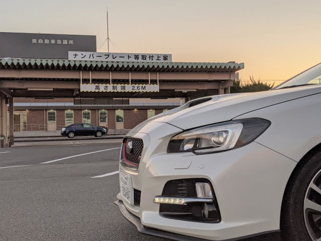 車検のイメージ。車と整備工場。