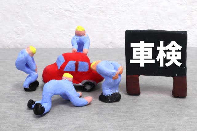 車検のイメージ。車と整備士さんたち。