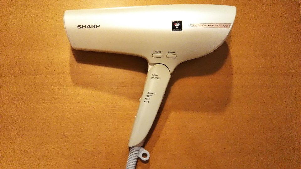 シャープヘアドライヤーIB-MP9の外観(真横から撮影)