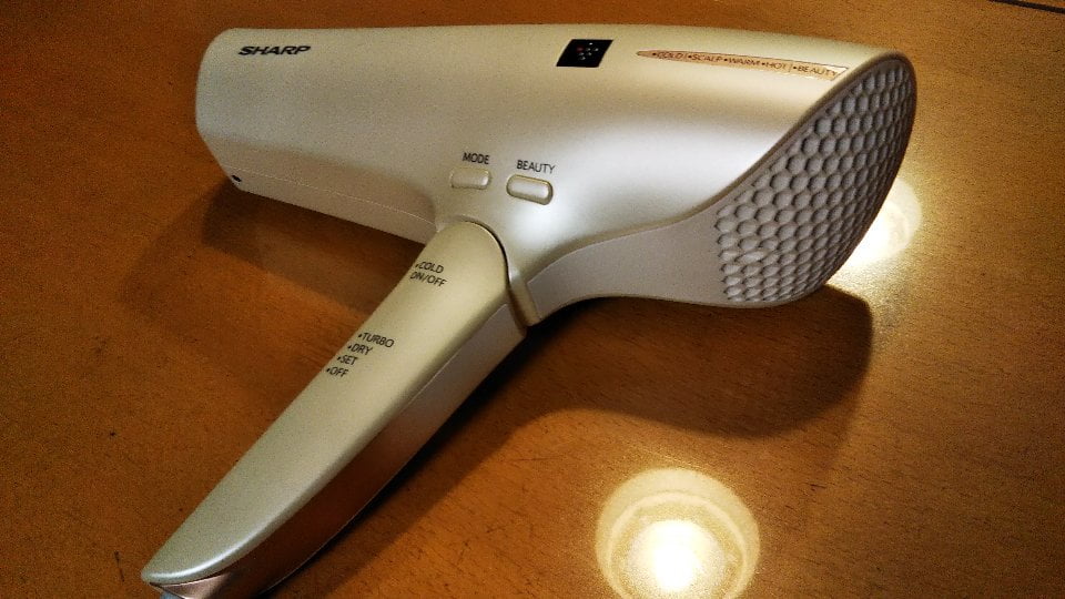 シャープヘアドライヤーIB-MP9の外観(やや斜め後ろから撮影)