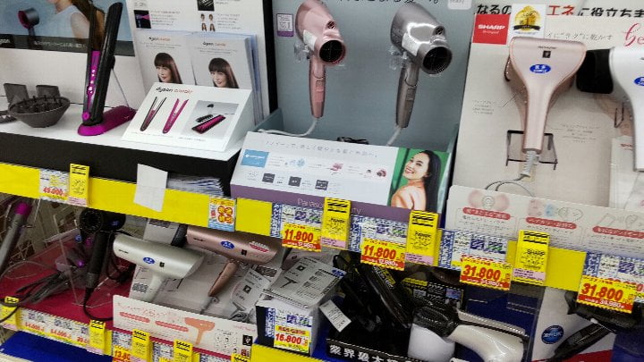 家電量販店のヘアドライヤーコーナー